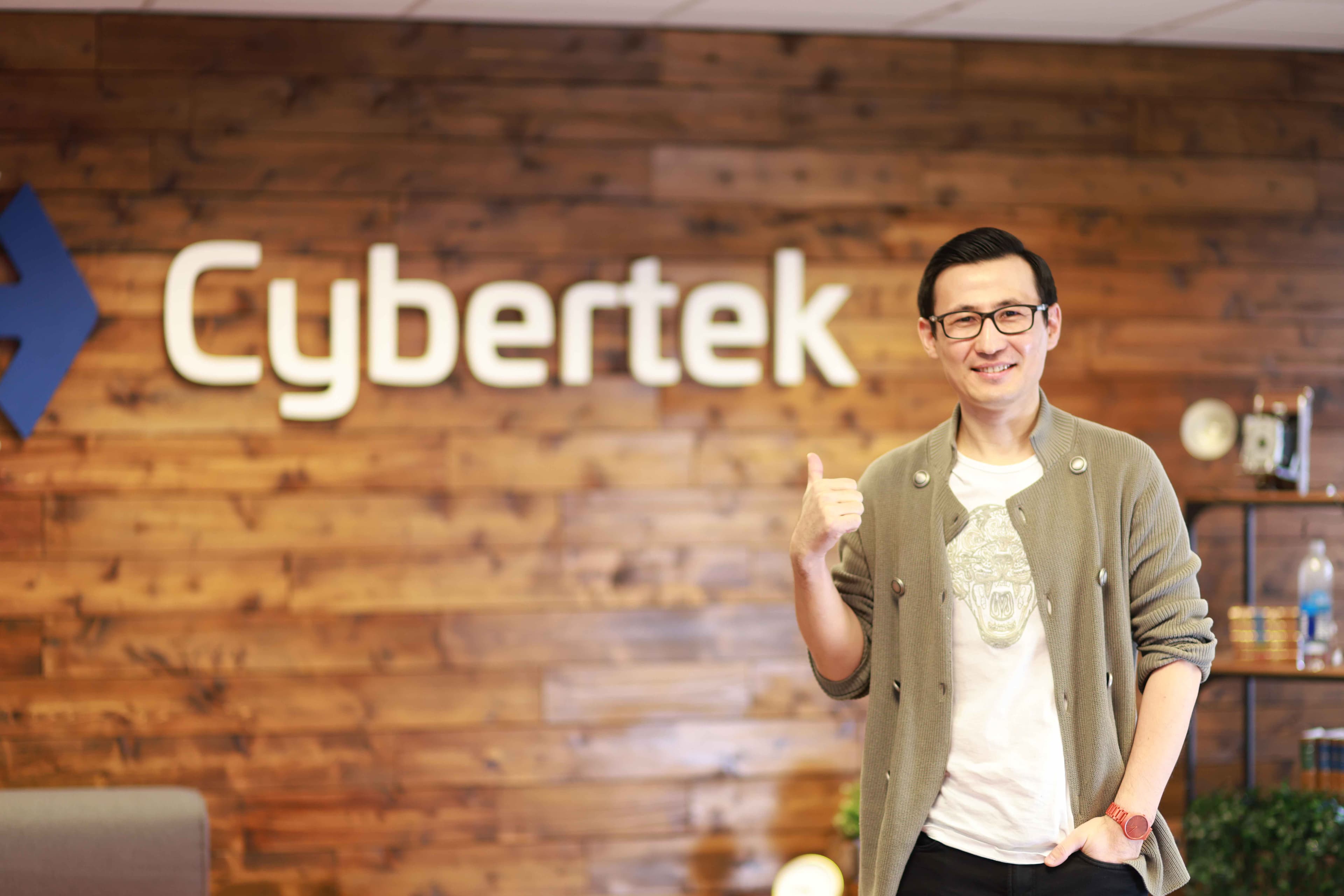 Kuzzat Altay, Cybertek ofisinde