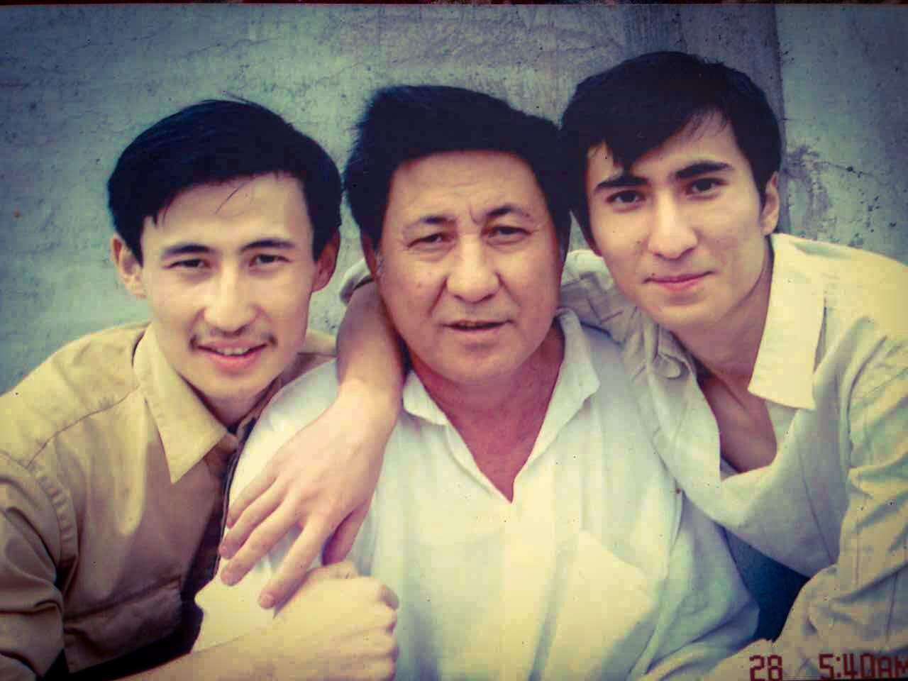 Kuzzat Altay babası ve kardeşiyle birlikte