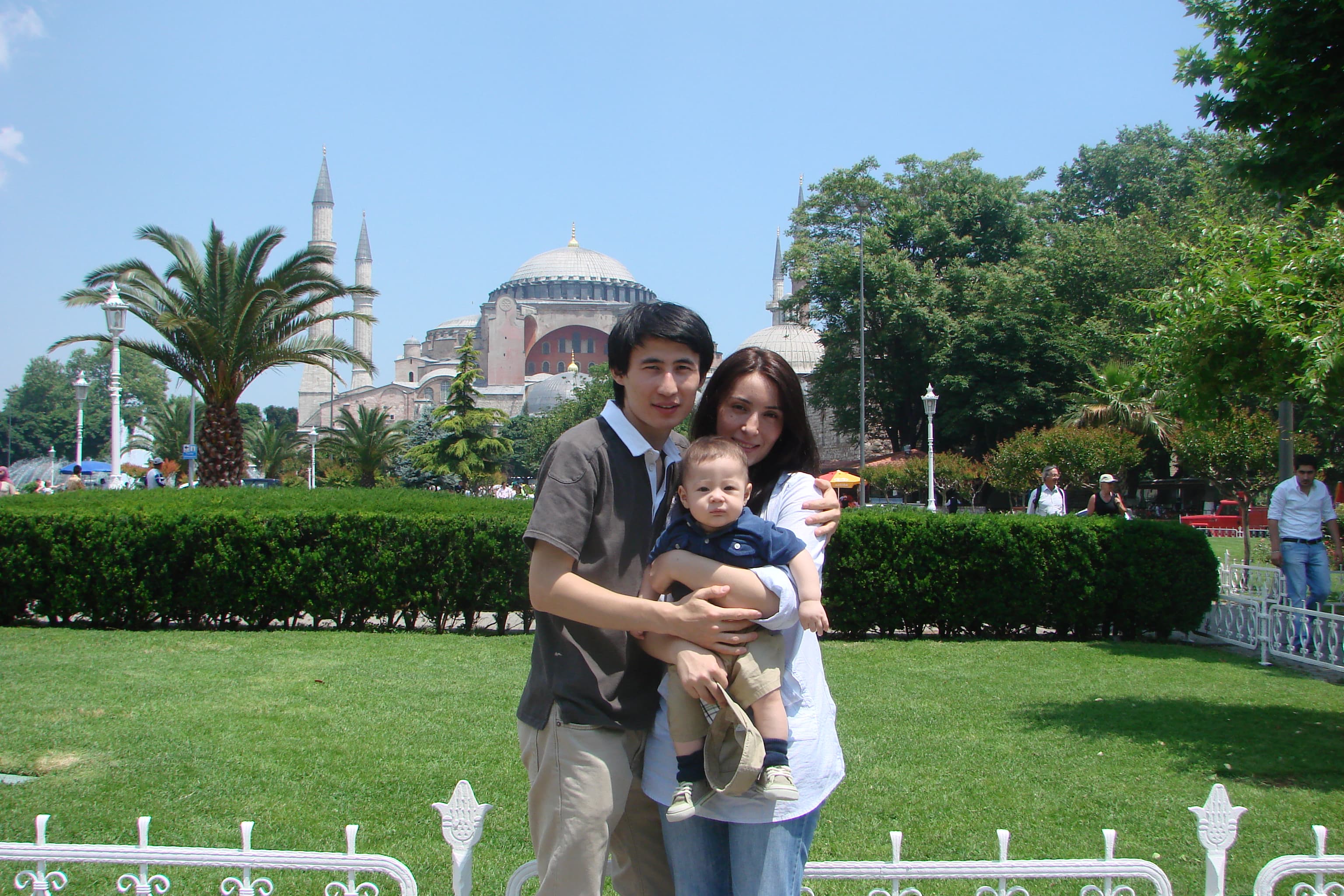 Kuzzat Altay eşi ve bebeğiyle Ayasofya önünde, İstanbul