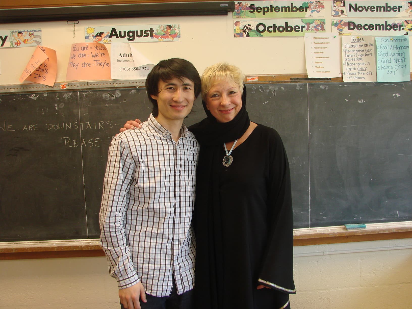 Kuzzat Altay, İngilizce öğretmeniyle birlikte Virginia’da bir sınıfta